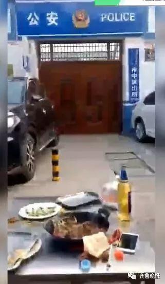 派出所門口擺酒桌發朋友圈炫耀 任性就要付出代價