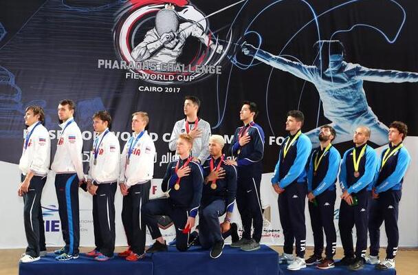 美運(yùn)動(dòng)員領(lǐng)獎(jiǎng)下跪 抗議不公稱這是表達(dá)對特朗普的不滿