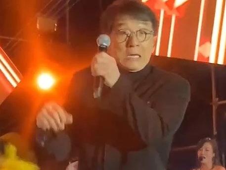 成龍演出遇小意外 見慣大風大浪的成龍表現完美
